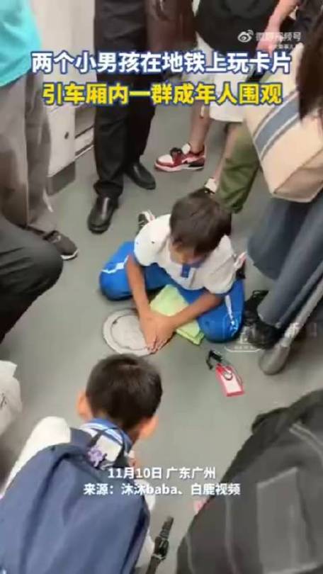 带不同小孩地铁乞讨,地铁带两个小孩