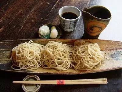 外国人吃粽子连皮吃,外国人吃粽子连皮吃的是什么