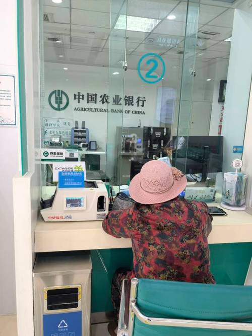 柜员拿放大镜办业务,银行专用放大镜