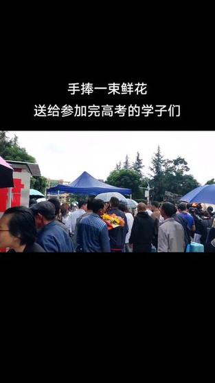 高考结束挑行李回家,高考结束挑行李回家的女生婉拒资助